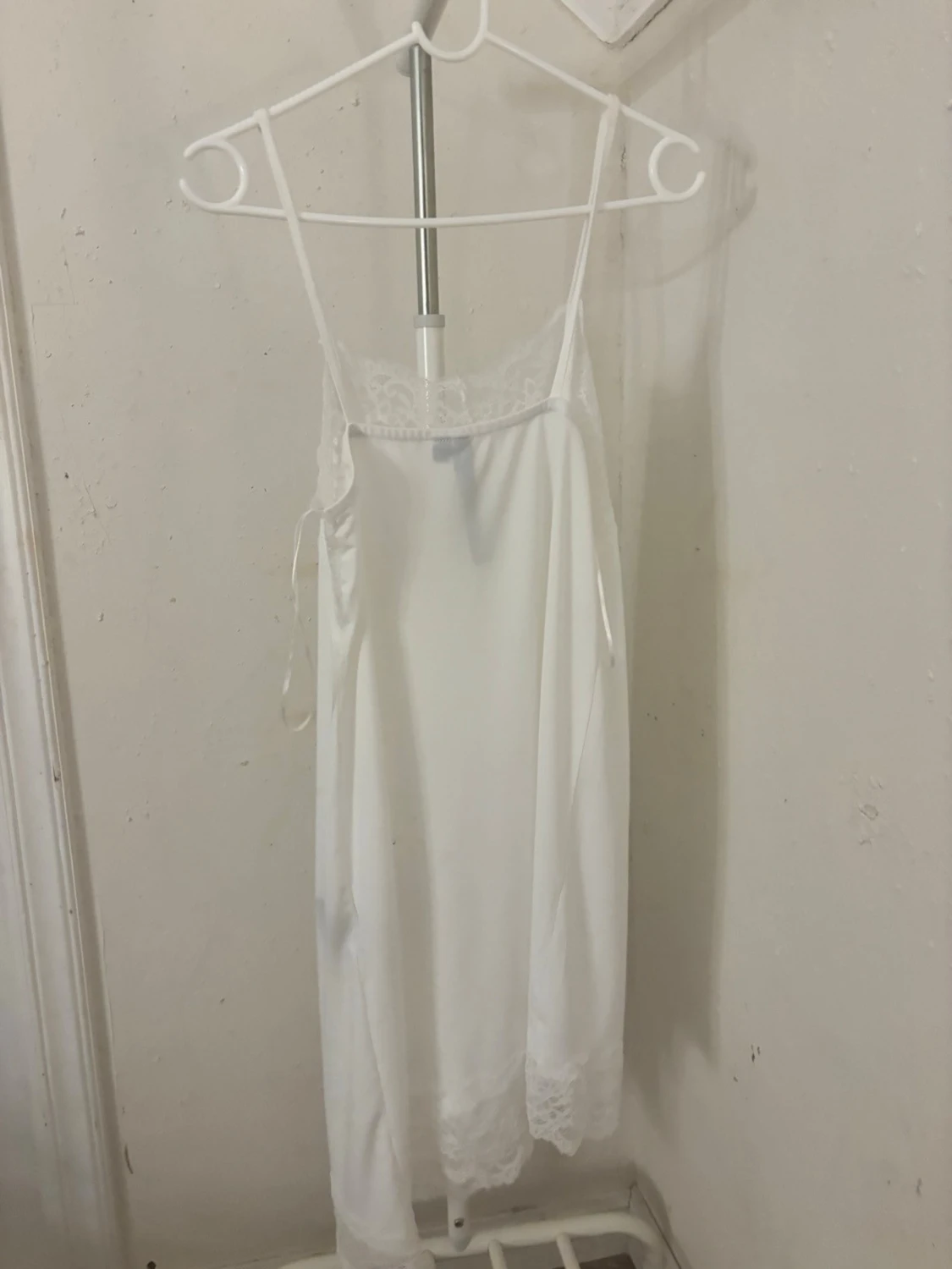 Vit spetskantad nattlinne