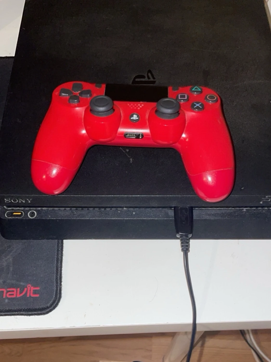 PlayStation 4 slim med kontroll