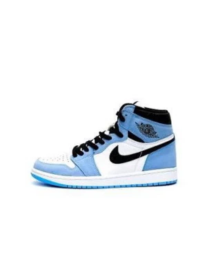 Nike Jordan 1 Hi UNC blå sneakers - Nike Jordan 1 Mid UNC sneakers med vit och ljusblå färg, svart swoosh och snörning. Klassisk high-top siluett med rund tå och platt sula. Perfekt för dig som gillar streetwear och vill sticka ut med en ikonisk modell.