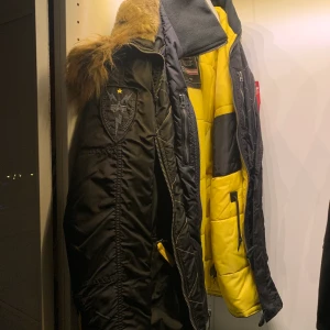 Alpha Industries Vinterjacka - En ny alpha industries vinterjacka. Bara testad sen aldrig använd (fick en oönskad present), den är svart med gula detaljer och dubbelknäppning. Kan fraktas eller hämtas upp kunden betalar för frakten. Några frågor hör av er bara