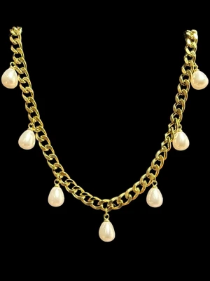 Guldiga halsband med droppformade pärlor - Matchande örhängen finns i en separat annons  Finns även i silverfärg   Material: 14k guldplätering på rostfritt stål Bredd: 6mm Längd: 42-50cm Nickelfria och handgjorda.