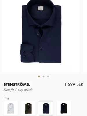 Marinblå slim fit skjorta Stenströms - Aldrig använd från Johnells. Snygg marinblå skjorta från Stenströms med slim fit och 4-vägs stretch. Klassisk krage och knappar framtill, perfekt för dig som gillar stilrena och moderna plagg. Materialet är mjukt och följsamt bomull som ger en skön känsla hela dagen.