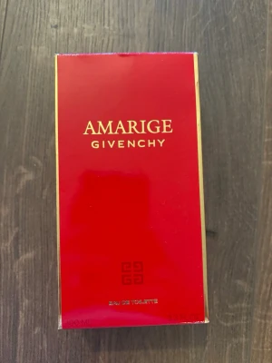 Givenchy Amarige Eau de Toilette - Amarige från Givenchy är en klassisk Eau de Toilette i en snygg röd förpackning. Volymen är 100 ml, perfekt för dig som vill ha en ikonisk doft i din samling.