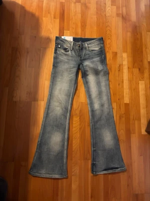Bootcut jeans från Cheap Monday - Säljer ett par ljusblå bootcut jeans från Cheap Monday med låg midja och superstretch. Helt nya och aldrig använda säljer då dem inte passa mig!!! 