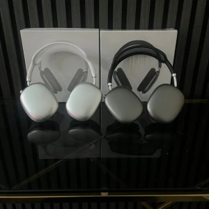 AirPods Max - Snygga Apple AirPods Max over-ear hörlurar i silver och svart. Levereras med originalkartong och utbytbara öronkuddar. Hörlurarna är i mycket gott skick utan synliga defekter eller slitage. Perfekt för högkvalitativ musikupplevelse och brusreducering.