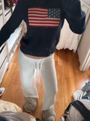 Mörkblå Raplh Lauren tröja - Säljer en mörkblå stickad tröja från Ralph Lauren. Orginal priset ligger på 2500 och uppåt