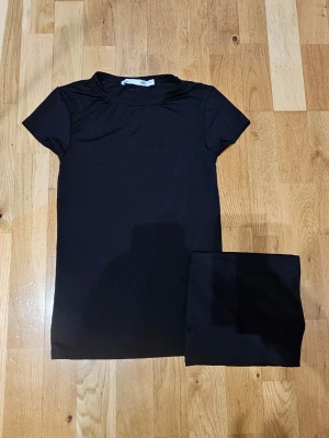 Tighta tishor - Två stycken svarta tighta t-shirts från Lager 157, as skönt material som är både stretchigt och andas. Använd ett fåtal gånger, väldigt bra skick - storlek xs båda två   Funkar till både träning och vardags