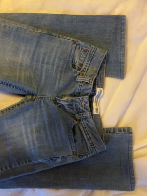Söta lågmidjade bootcut jeans  - Snygga Jeans ifrå Diesel industry!!!🩵                      Midjemått: ca 35 cm                                                   Innerbenslängd: 74,5