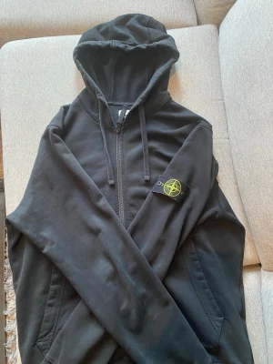 Stone Island  - - Borstad bomullsfleece med hel dragkedja och huva. Bra skick på tröjan, badgen är lite nopprig i kanterna.