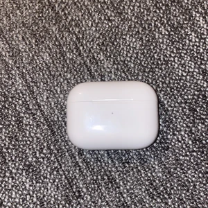 AirPods Pro 2 - Apple AirPods Pro i mycket fint skick, komplett med originalförpackning, laddningskabel och öronproppar. Trådlösa hörlurar med aktiv brusreducering och laddningsetui. Inga synliga repor eller skador, fungerar utmärkt.