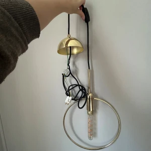 Lampa - Lampa med guldfärgad metall och en extra LED lampa. 