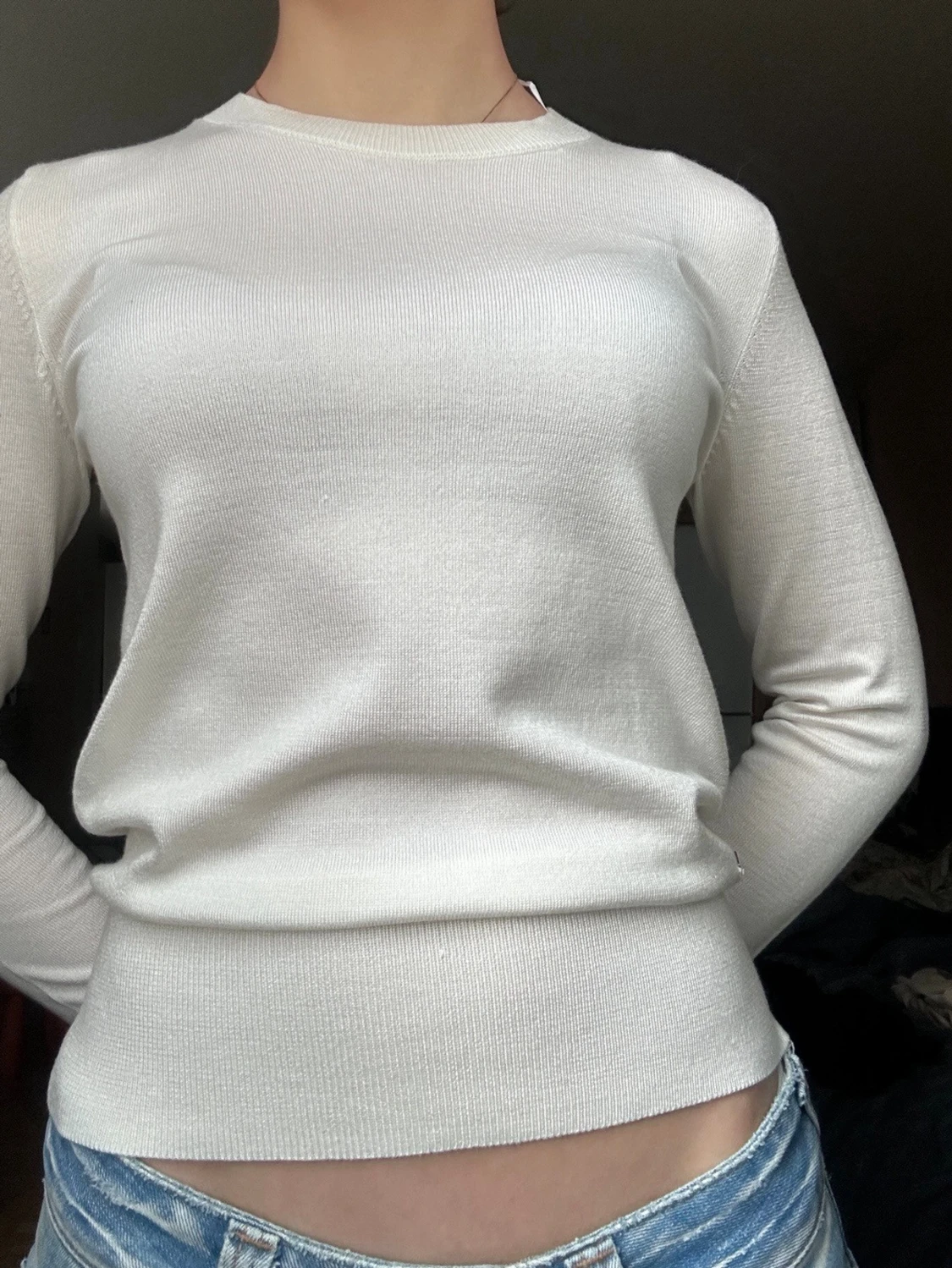 Vit tröja med guldknappar