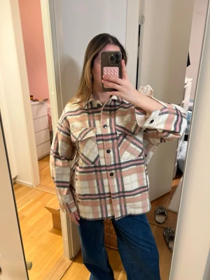 Rutig jacka från Zara  - Rutig jacka från Zara i mycket bra skick!🩷 storlek M.