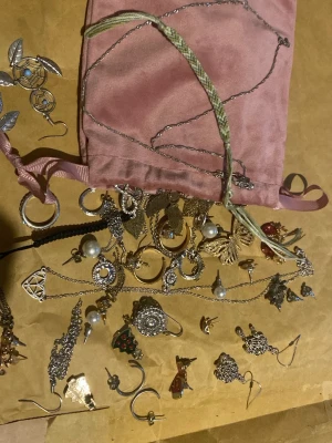 Mystery bag med smycken - En mystery bag med 22 örhängen, 3 ringar, 2 armband och 8 halsband. Det är blandat silver och guld, vissa kan även ha tappat lite färg men dom flesta ska vara färgade:D 