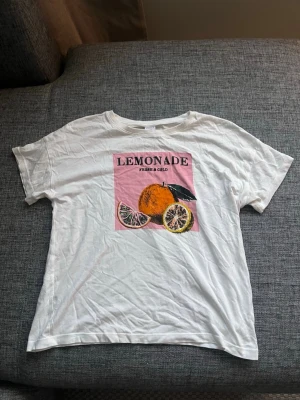 Vit t-shirt med lemonade-tryck från Lindex - Säljer en jättegullig tshirt. Den är väldigt mjuk och skön. Perfekt till sommarens varma dagar. Den passar även 160/170 och storlekar mellan det!