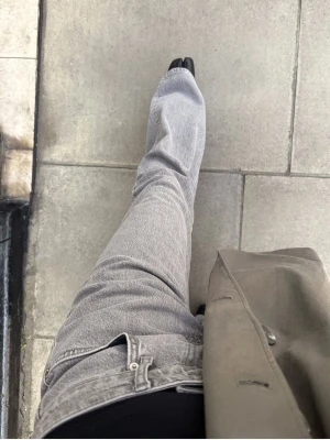 Gråa lågmidjade jeans NA-KD - Säljer ett par gråa jeans med breda ben och rak passform. Jeansen har klassisk femficksdesign och är tillverkade i denim. Perfekta för dig som gillar en avslappnad och trendig look. Nypris 700kr