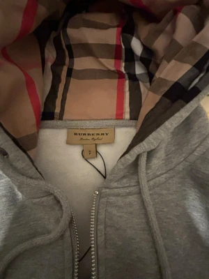 burberry hoodie - Vit Burberry hoodie i storlek S. Endast använd några få gånger och i mycket fint skick. Säljer den då den tyvärr är för liten för mig. Tillverkad i 100 % bomull, vilket gör den mjuk, bekväm och av hög kvalitet. En stilren och tidlös hoodie som passar perfekt till vardags.  Hör gärna av dig vid frågor eller om du vill ha fler bilder 😊