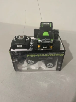 Svart och röd dunväst från Cooler Drive -  Jag säljer den i paketet.Snygg dunväst i svart med gröna detaljer från Cooler Drive. Västen har en sportig look med markerade sömmar och en cool design. Passformen är normal och materialet är dun, vilket gör den lätt och bekväm. Perfekt för dig som gillar streetstyle och vill sticka ut.