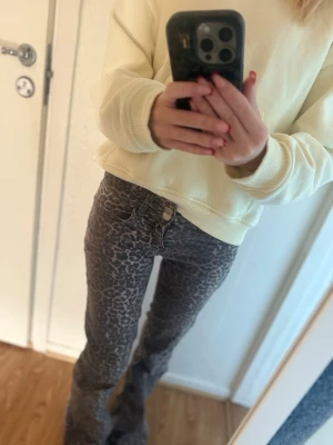 Leopardmönstrade bootcut jeans - Super cola leopardjeans med låg midja från Nelly i storlek 32. Jeansen har inga tecken på användning över huvudtaget💕