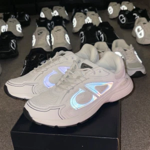 CD b30 - Helt ny CD B30 i vit färg, Finns i storlek 41 och 42, perfekta skor inför hösten/vintern