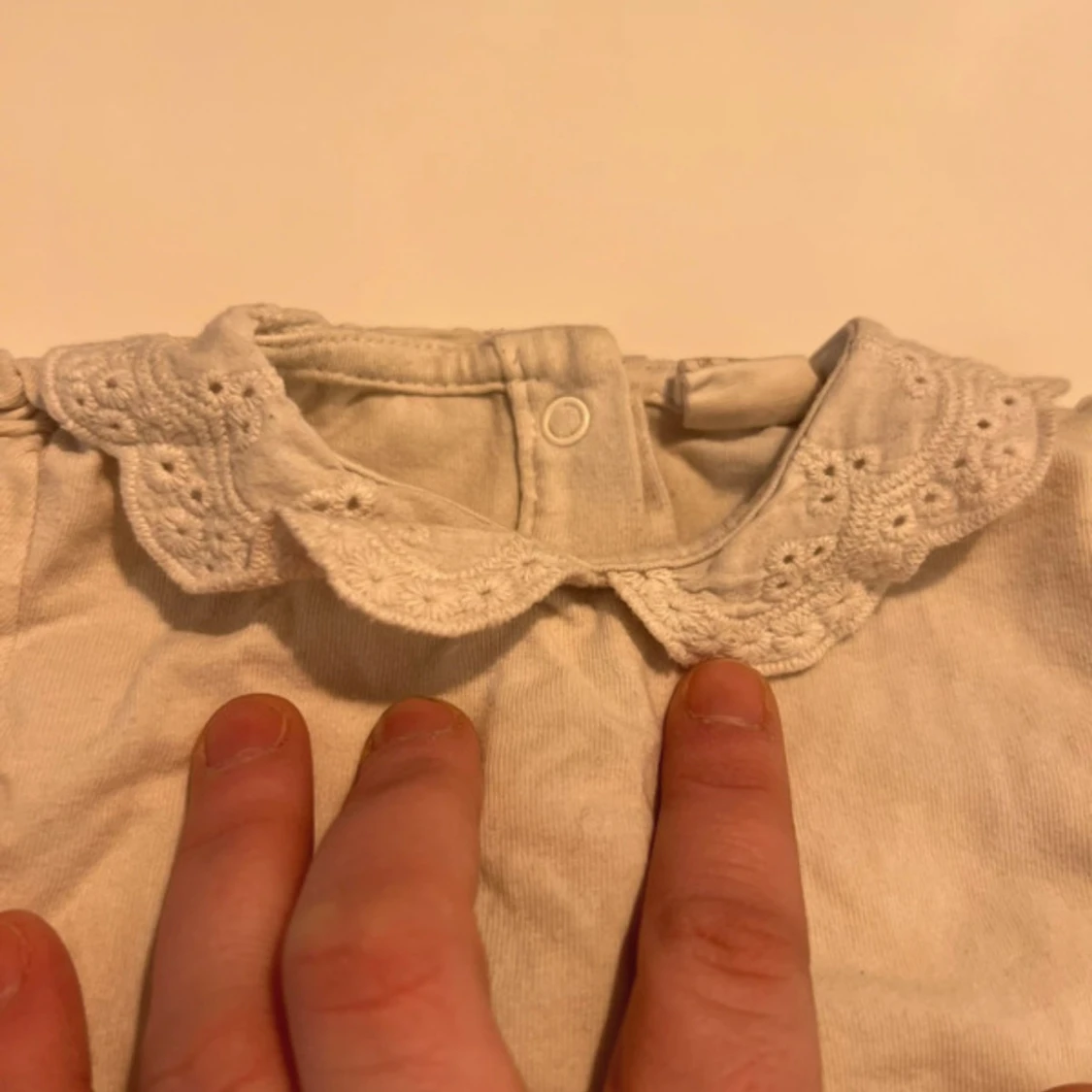 Vit body med spetskrage - 3