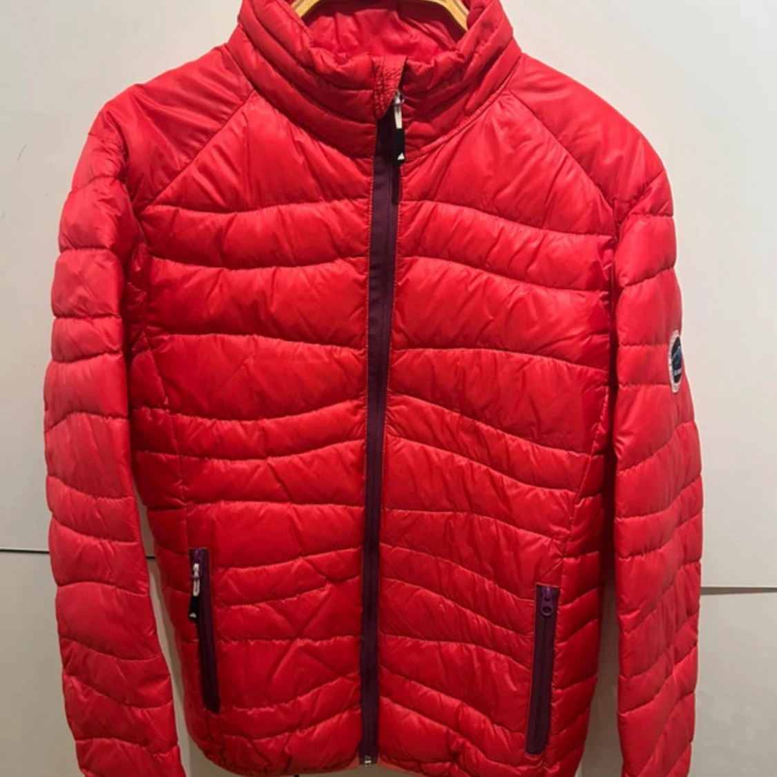 Röd pufferjacka från Tuxer, M