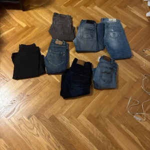 Flera jeans och byxor i olika färger - Säljer ett gäng jeans och byxor i olika färger och tvättar, från svart och mörkblått till grått och ljusblått. Klassiska femficksmodeller, vissa med läderpatch bak. Perfekta för dig som vill ha variation i garderoben.