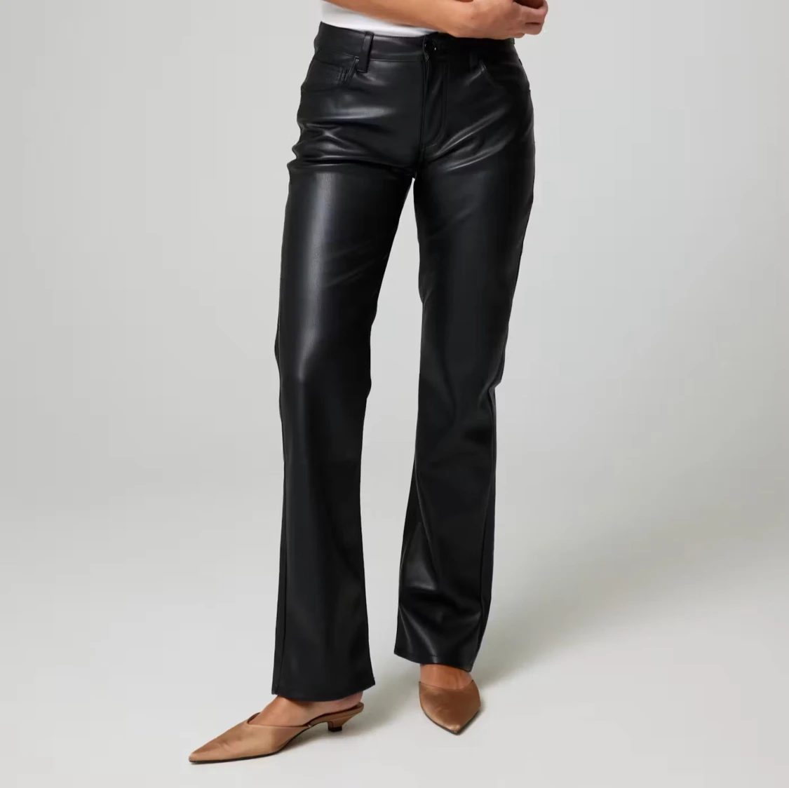 Svarta raka byxor i skinnimitation - 1