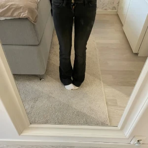 Svarta cheap Monday jeans  - Säljer ett par svarta cheap Monday jeans! Jag köpte dem här på plick men dem är tyvärr försmå. Storlek 23/30! Bilderna är från tjejen jag köpte dem av, vill ni ha egna bilder så hör av er privat så löser jag det 🤍