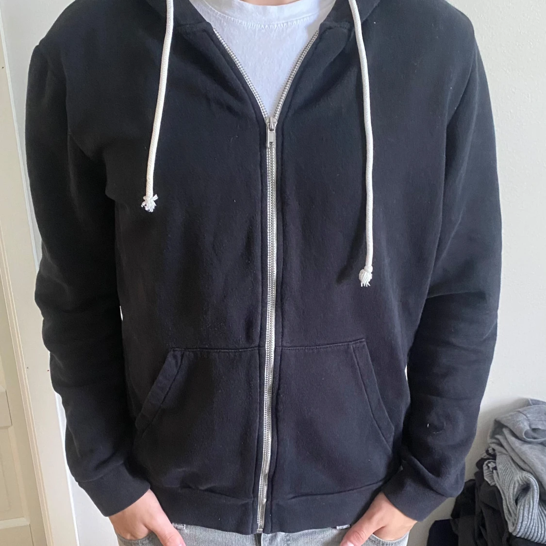 Svart hoodie med dragkedja från H&M - 3