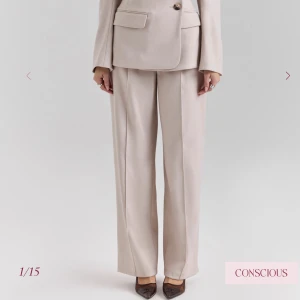 Beige kostymbyxor med raka ben - Snygga beige kostymbyxor från House Of CB. 