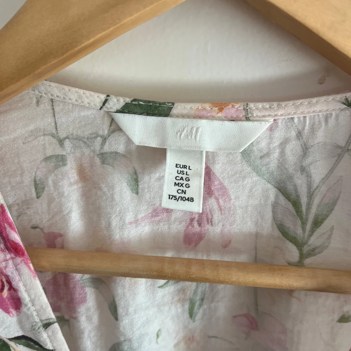 Blommig blus med puffärm från H&M - 1