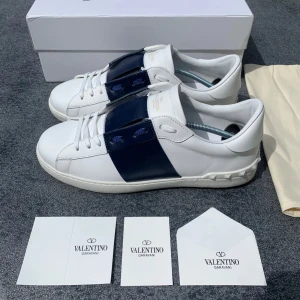 Valentino open - Ett par riktigt feta valentinos i marin blå färg .Storlek 43 true size, allt på bilderna fås med, skickar samma dag!