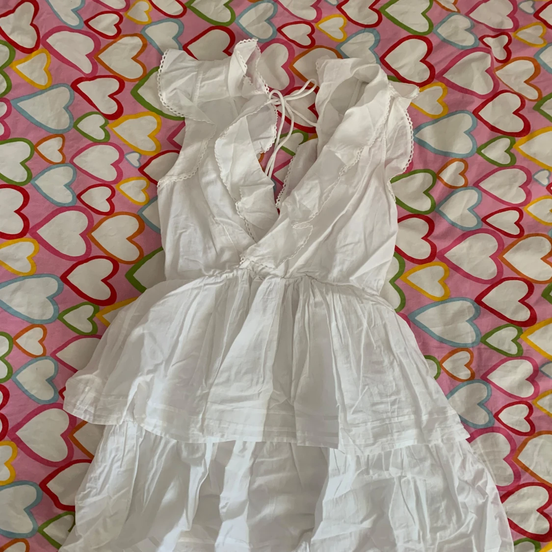 Vit omlottklänning med volanger - 2