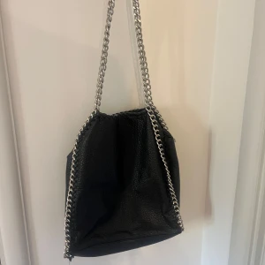 Svart axelväska med kedja - Väska från tiamo välanvänd 