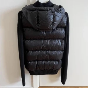 Söker  - Söker denna Moncler cardigan i storlek S eller xs färg navyblue eller svart kan betala bra 
