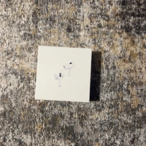 AirPods Pro - Säljer ett par helt nya AirPods Pro generation med MagSafe-laddningsetui. Förpackningen är obruten och i perfekt skick, inga synliga defekter eller slitage. Aktiv brusreducering, transparensläge och hög ljudkvalitet. Passar alla Apple-enheter med iOS.