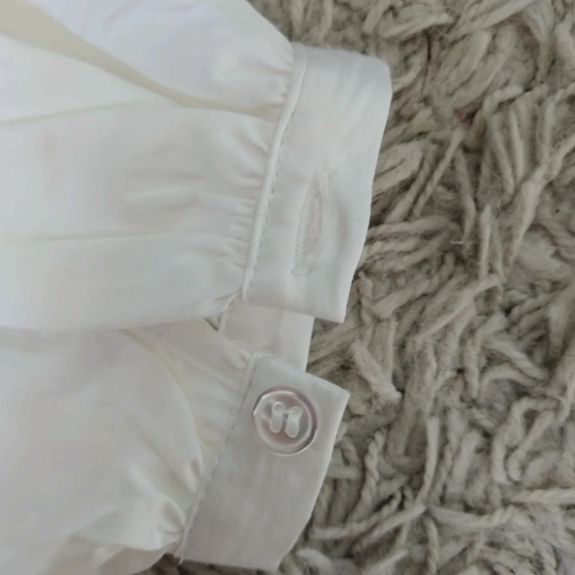 Vit omlottopp med volang från NA-KD - 3