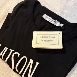 Maison kitsuné t shirt - Helt ny tisha från Maison kitsuné som var kvar tagen. Storleken är M och passar bra på modellen som är 179 65kg. Skickar eller möts upp i Sthlm 😁😁😁😁
