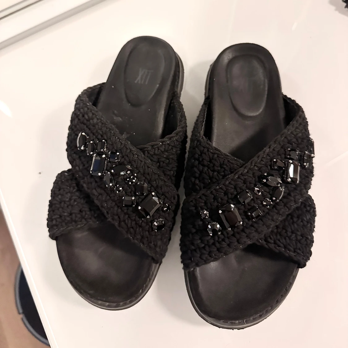 Svarta sandaler med pärldetaljer - 2