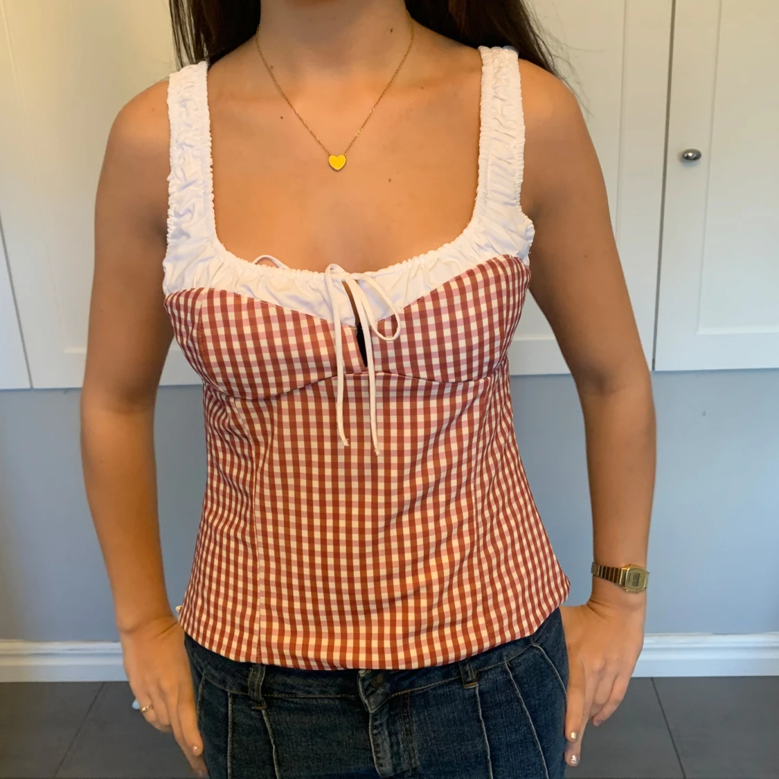 Rutig röd och vit linnetopp med knyt - 1