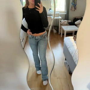 Ljusblå bootcut jeans från True Religion - Säljer ett par ljusblå jeans från True Religion med bootcut-modell. Jeansen är lågmidjade och använda mycket sällan Max 5 gånger. Köpta på Nelly.com, köpta för 1 400.