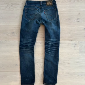 Levis 511 - Skitsnygga Levis jeans i modell 511. Riktigt snygga fades, i bra skick. Modellen är 183, 66kg. Skriv vid funderingar