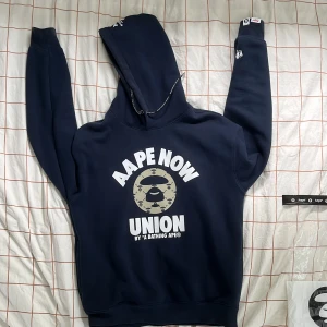 Bape hoodie - Säljer denna mörkblåa hoodien från A Bathing Ape. Jättebra skick, använd ett väldigt fåtal gånger. Storlek S. Rätt så sällsynt hoodie. Vid funderingar eller annat är det bara att skriva. Priset kan diskuteras 🙂