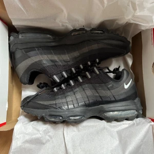 Nike Air Max 95 Ultra - Använda endast 1 gång, sedan har de legat i lådan då dom är för små på mig. Nypris 2400kr på JD sports