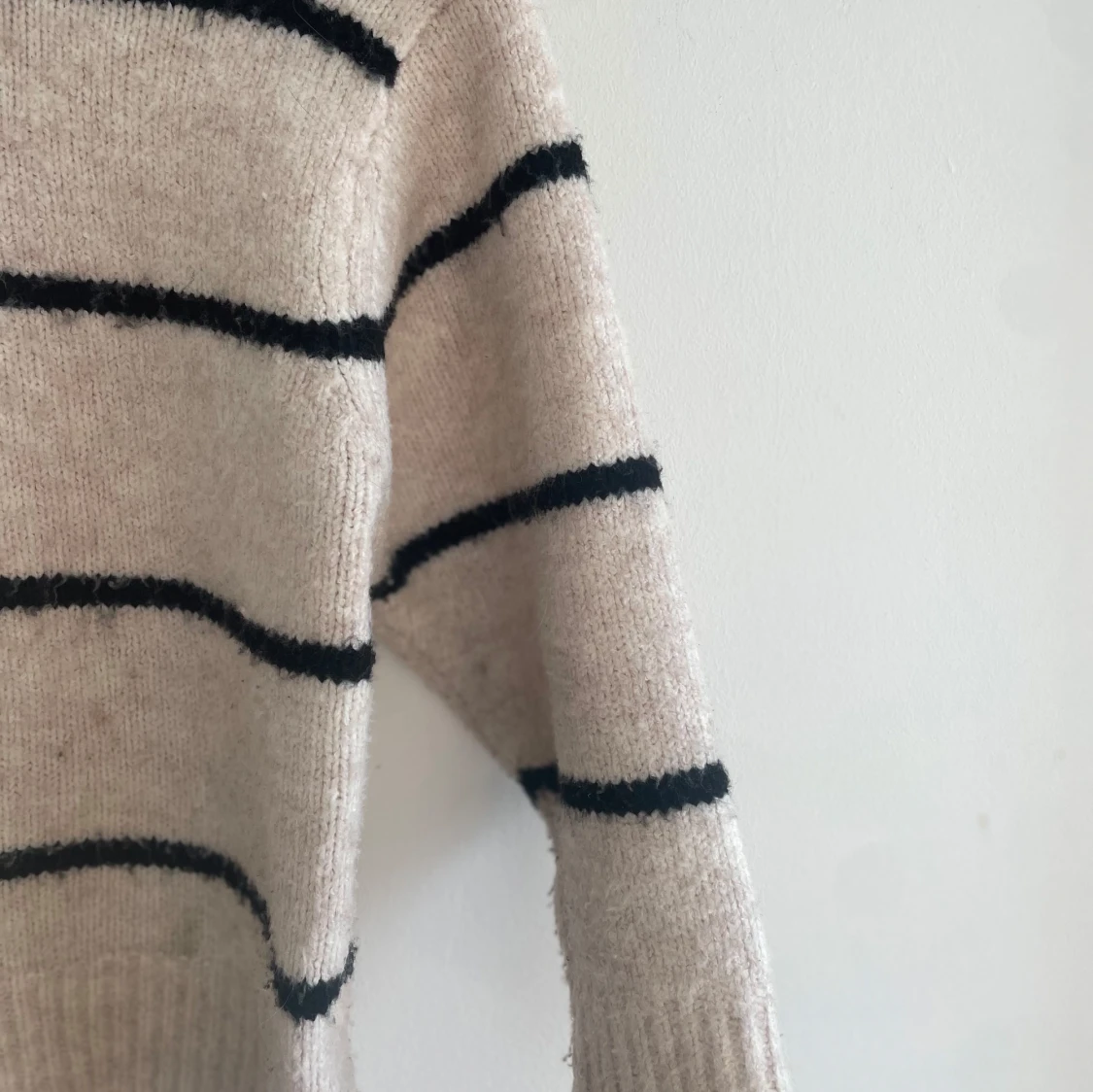 Beige stickad randig tröja - 1