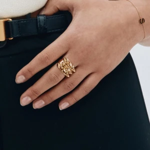 Bred guld ring med pyramidmönster - Snygg bred ring i guld med coola pyramidformade detaljer                                 Passar perfekt till alla tillfällen 💞