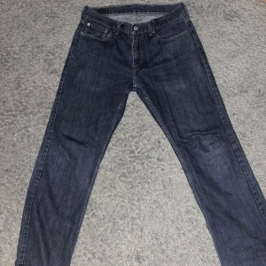 Levi's 559 mörkblå jeans W33 L32 - Mörkblå Levi's 559 jeans med klassisk femficksdesign och raka ben. Jeansen har normal passform och är tillverkade i slitstarkt denimtyg. Perfekta för dig som gillar en tidlös och enkel look.
