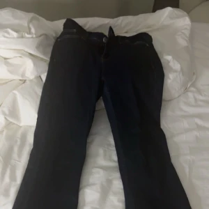 Säljer mörkblåa bootcut jeans  - Säljer mina mörkblåa bootcut jeans från Kappahl i storlek 36 dem är använda fåtal gånger och är i fint skick. Säljer pga att dem inte kommer till användning längre. För mer frågor eller bilder skriv privat. Dem passar xs/s men oxå m då dem är stretchiga i materialet. Dem kostar 599kr nypris på Kappahl