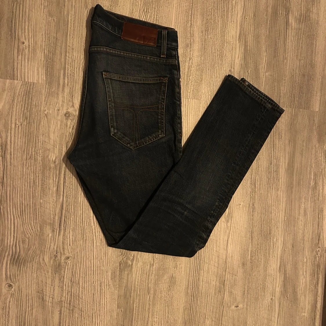 Mörkblå  jeans från Tiger of Sweden 